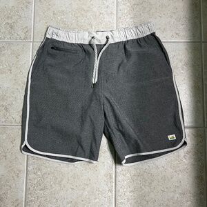 Vuori Banks Shorts - Medium